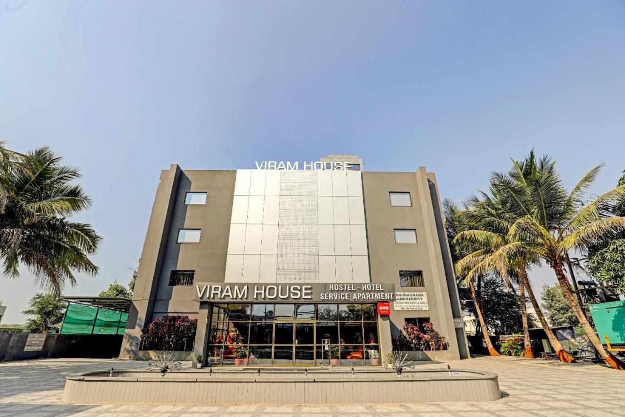 Oyo 70752 Viram House Hotel Gorwa Exterior photo