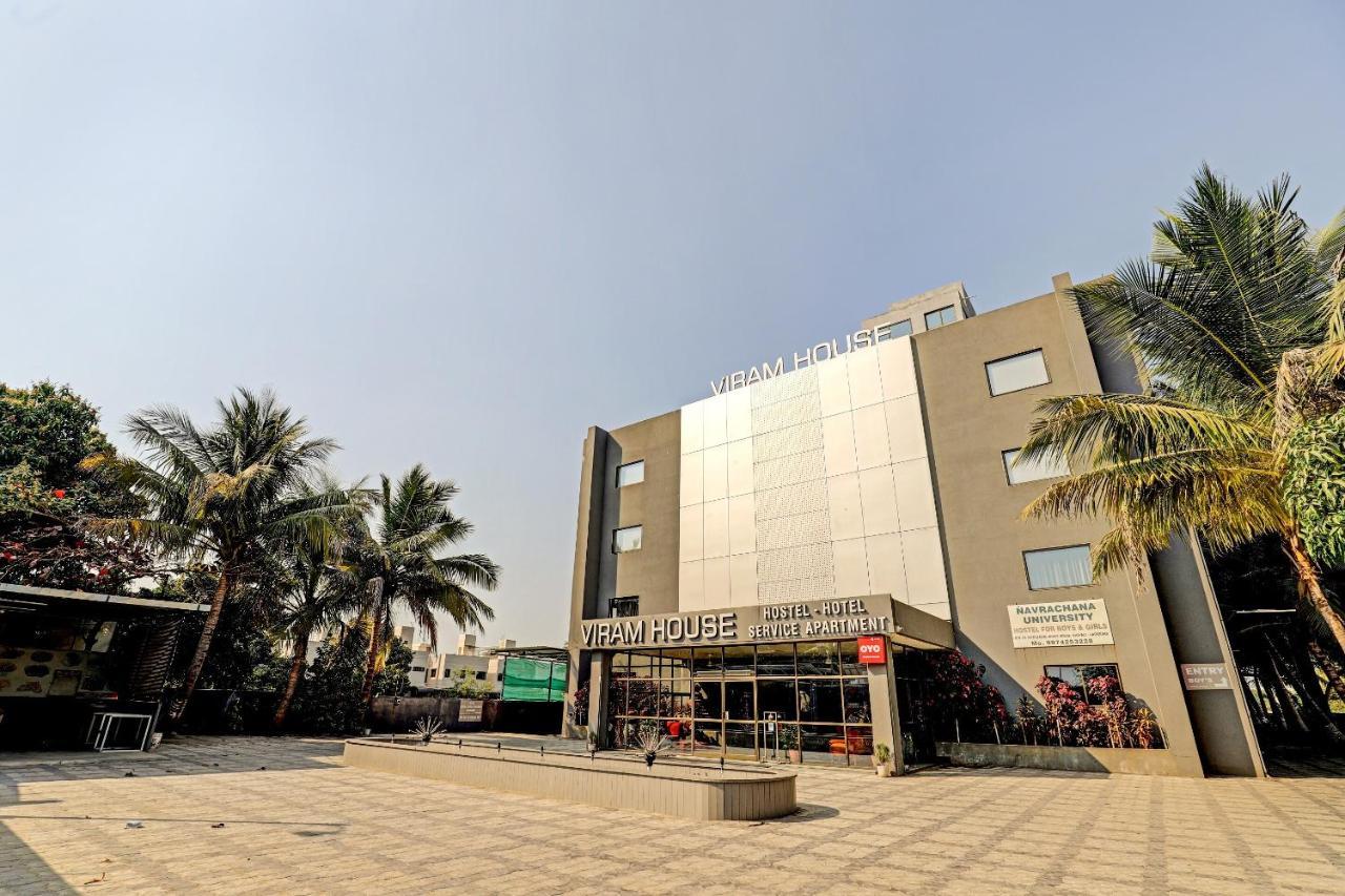 Oyo 70752 Viram House Hotel Gorwa Exterior photo